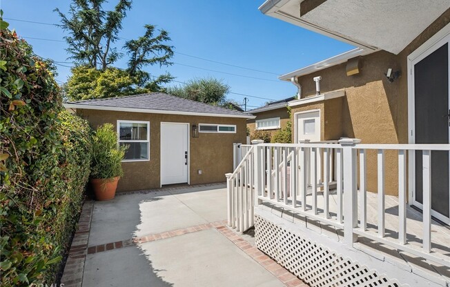 4039 COLONIAL AVE