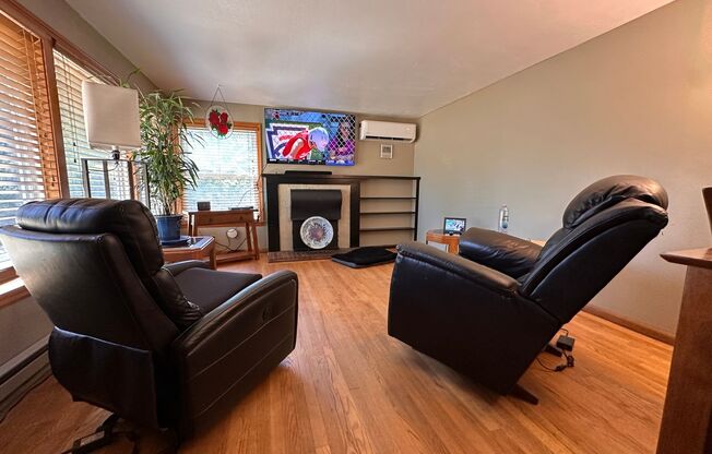 Cozy & Convenient 2-Bedroom Home with Large Yard in Burien Available 8/28/25!