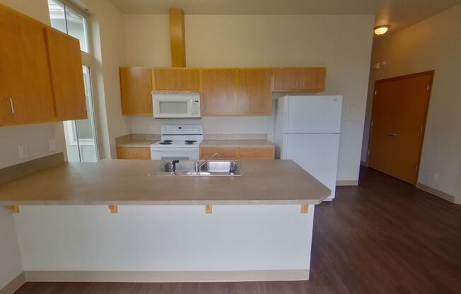 3 beds, 1.5 baths, $2,400, Unit 6