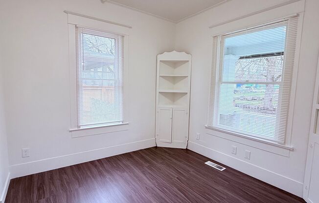 Charming 1910 SE Portland 4BR with Modern Updates & Large Fenced Yard!