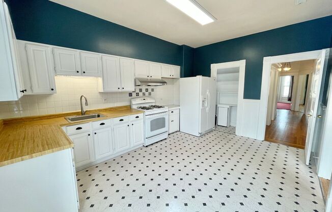 Wonderful Light and Bright Top Floor 2BR/1BA Flat w/Parking, Laundry, Shared Garden - PROGRESSIVE