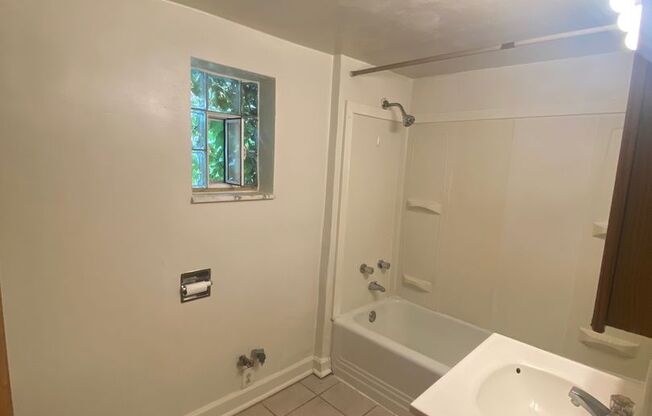 3 beds, 1 bath, $2,300, Unit #5