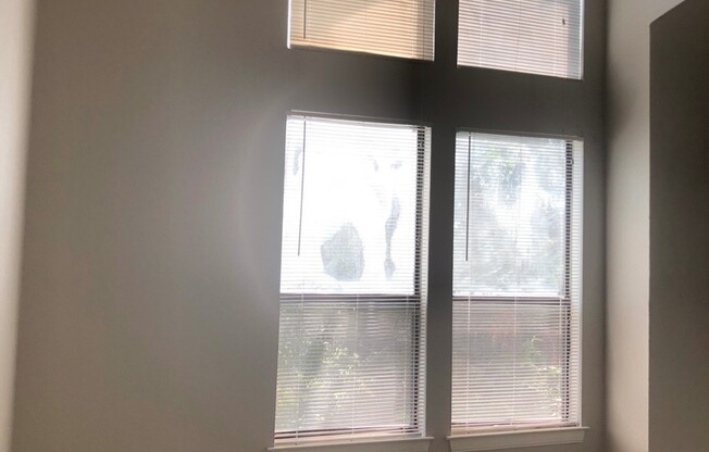 UT PRE-LEASE: 2 bed/2 bath West Campus Condo with cathedral ceilings, washer/dryer, 2 RSVD Pkg, Balcony