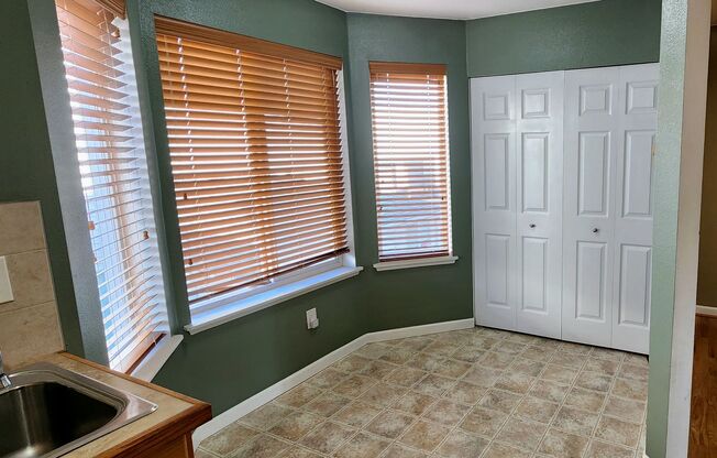 Spacious 2 bedroom Townhome w/ 2 car garage