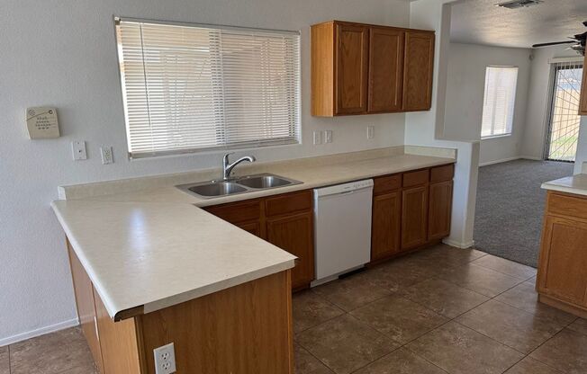 Beautiful Home for Rent in Phoenix! **NEW CARPET & FRESH PAINT**