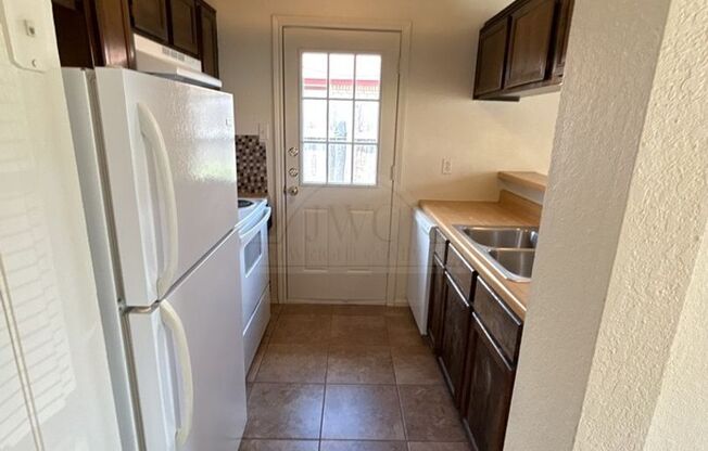 1 bed, 1 bath, 608 sqft, $695