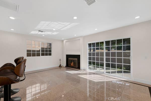 21631 MULHOLLAND DR