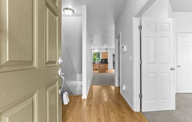 Available NOW Hillsboro End Unit Townhome Minutes to Intel Jones Farm, Costco, Parks & More 1 Small Pet OK