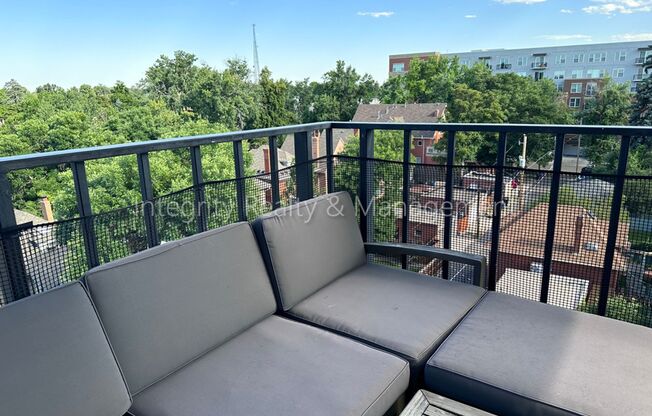 2 beds, 1 bath, $2,500