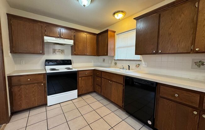 2 beds, 1 bath, $800, Unit 212 NW 14th B