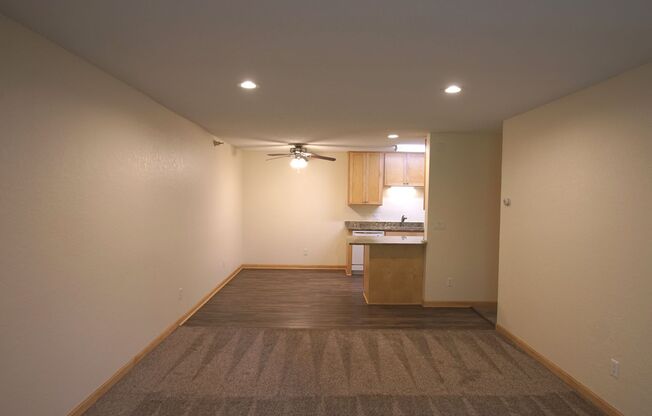 2 beds, 2 baths, 915 sqft, $1,725, Unit 220