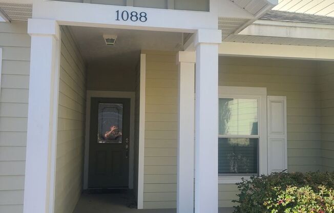 Beautiful 2/2 Townhome with a Office/Flex Room and garage