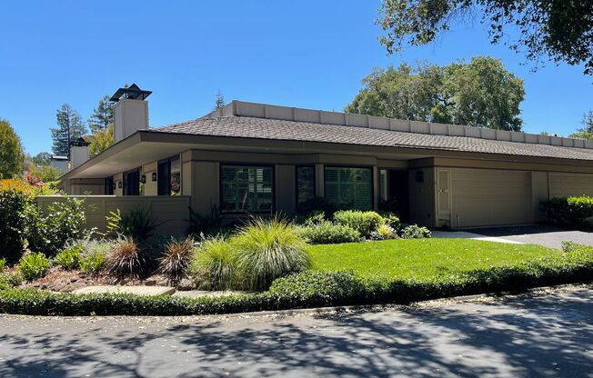 Luxury townhouse, close to town, easy commute to 280, Creekside Oaks gated community, fantastic remodel!