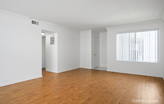 221 S REEVES DR
