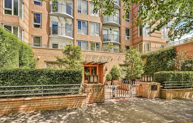 1BD/1BTH with a beautiful view of Goose Hollow!