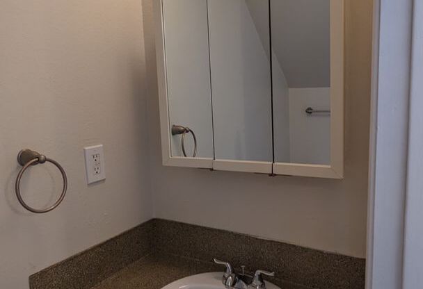 3 beds, 1.5 baths, 1,500 sqft, $1,893, Unit 2712-3