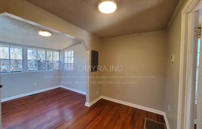 Cozy 2 Bedroom Upper Floor Apartment in Trendy West End Atlanta!