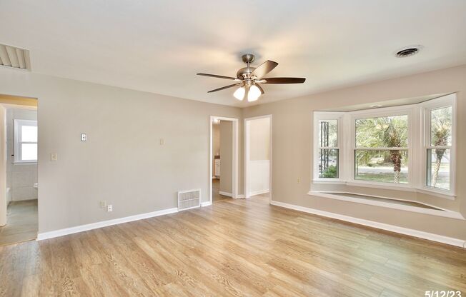 Beautiful 3/2 Spacious Home Located in the Charming City of Mount Dora!