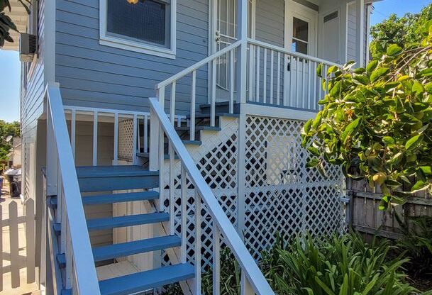 1 Bed 1 Bath Upstairs Back House Available Now!