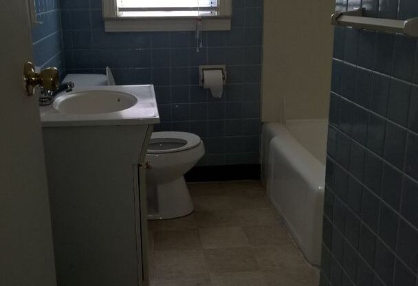 2 beds, 1 bath, 775 sqft, $1,095, Unit 627 Southcrest Drive #4