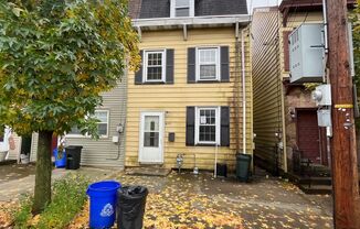 Beautifully Maintained End-Unit Townhome for Rent in Easton