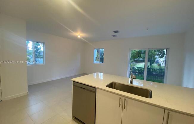 5195 SW 37 ST