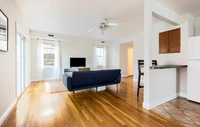 Gorgeous, Spacious 4-bedroom/2-bathroom Townhouse in Brighton