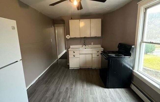 3 beds, 1 bath, $1,100