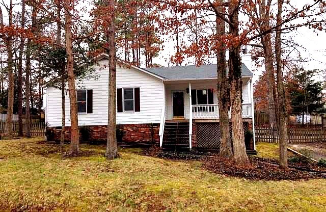 3 BR / 2 BA Gorgeous Roomy Home in Wooded Area - Pets Considered.