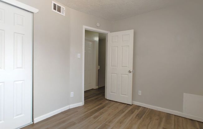 2 beds, 1 bath, 905 sqft, $995, Unit 1402-B