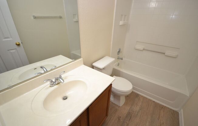 3 beds, 2 baths, $1,750, Unit 100 Steven St.