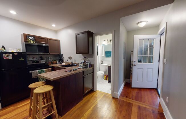 Charming 1BR + Bonus Sunroom - Near Yale, AC & Heat and Electricity Included