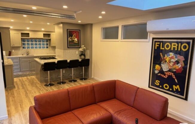 1636 N BEVERLY GLN BLVD