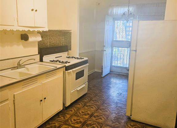 2 beds, 1 bath, 2,332 sqft, $3,000