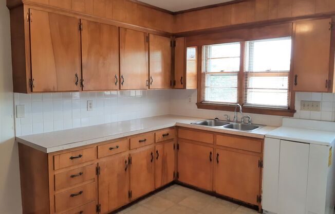 2 beds, 1 bath, 903 sqft, $1,250, Unit B-3