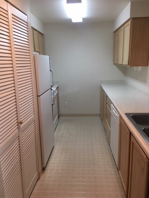 2 beds, 2 baths, 1,047 sqft, $1,600, Unit #28