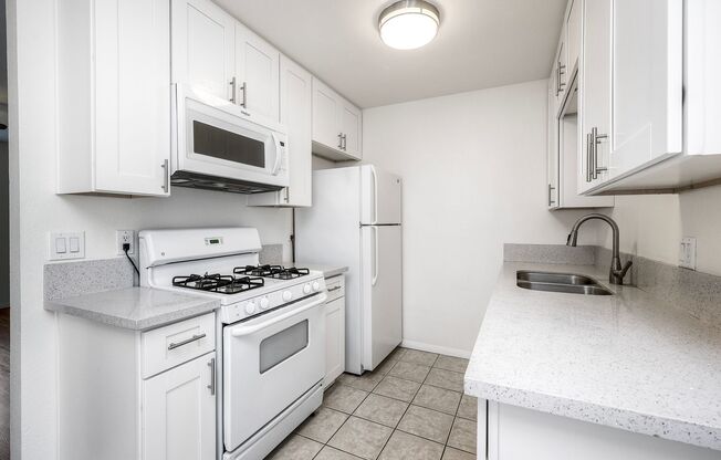 Lakeside Upstairs First Month FREE 1 Bd / 1 ba w/ In Unit  Laundry, Parking, + Water/Trash Included