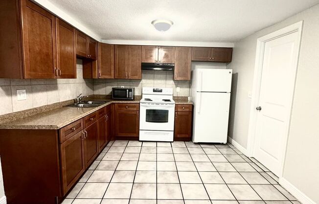 4/2 Single-family home, AVAILABLE NOW!