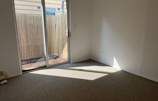 Quaint Light-Filled Unit Situated in One of Portland's Most Charming Neighborhoods in Popular Overlook/Arbor Lodge.