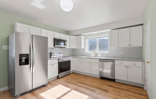 Bright 2 Bedroom Apartment in Duquesne Heights – Minutes from Mount Washington Overlook!