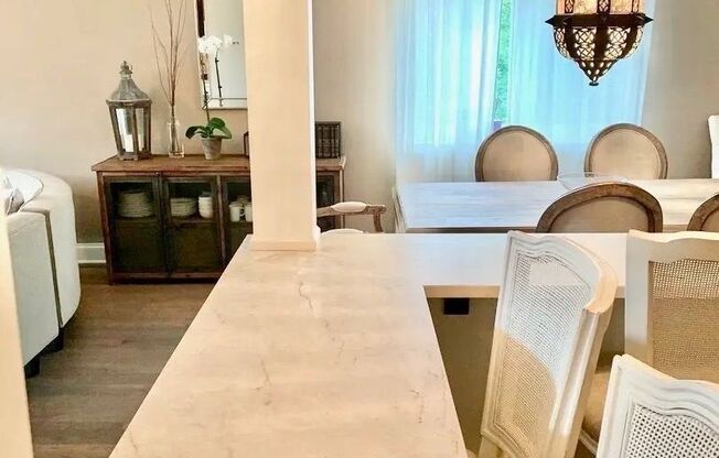 Beautiful 2-bedroom & 2-Bathroom Condo in Glenview