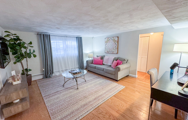 1 bed, 1 bath, 700 sqft, $4,300, Unit 2B