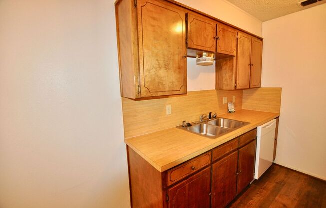 2 beds, 1 bath, $995, Unit Apt. 14