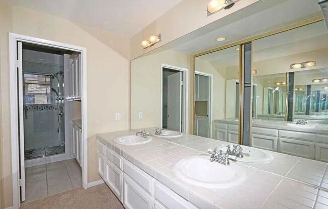 Spacious 2 Bedroom 2-1/2 Bathroom Townhome with 2-car garage in La Jolla near UCSD