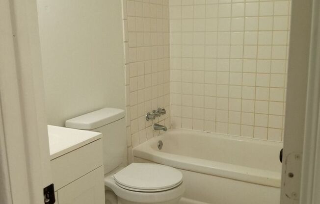 2 beds, 1 bath, 850 sqft, $775, Unit Apt. 33