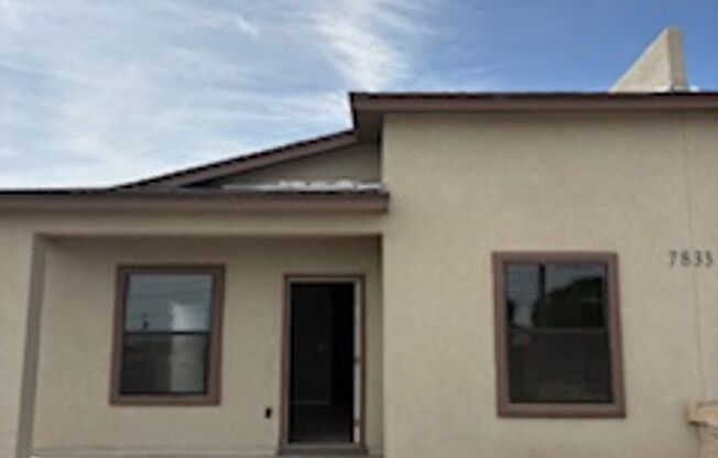 Beautiful 3-bedroom, 2-bathroom half a duplex located in the vibrant city of El Paso, close to Fort Bliss