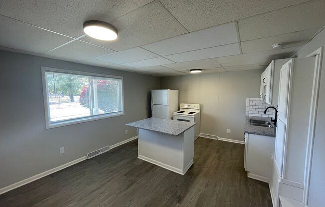 3 beds, 1 bath, 1,100 sqft, $900, Unit 5