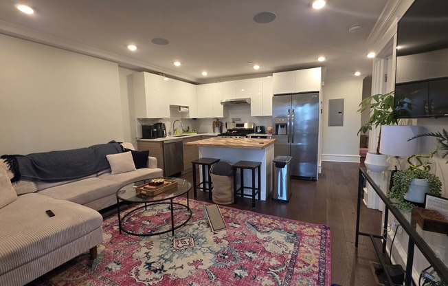 809 E BROADWAY