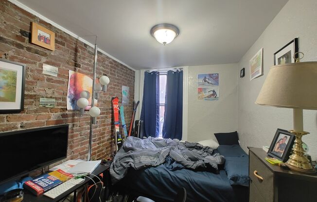 3 beds, 1 bath, $5,050, Unit 5R