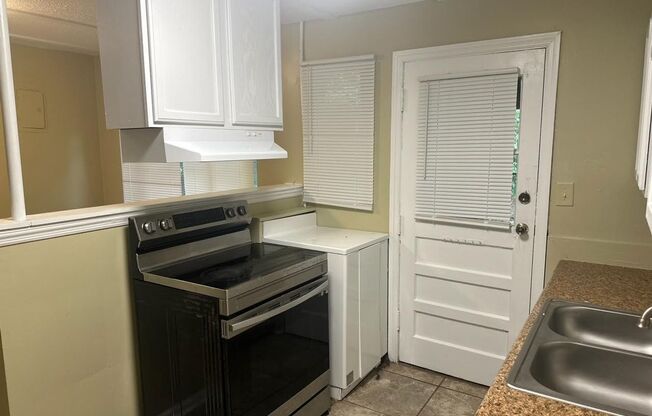 2 beds, 1 bath, 850 sqft, $750, Unit B